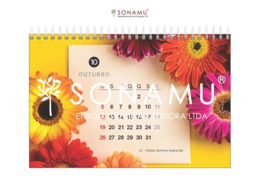 O Calendário Background 2025 traz imagens de fundos fofos que remetem a retratos e molduras.