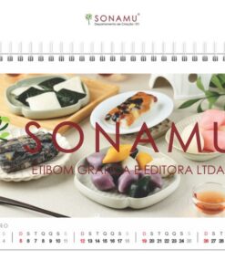 O Calendário K-EATS 2025 traz imagens de comidas típicas da cultura coreana. Vários bolos de arroz, comida tradicional coreana. Songpyeon, Baramtteok, Keguremtteok, Jeolpyeon, Modemtteok, servidos com chá para Chuseok