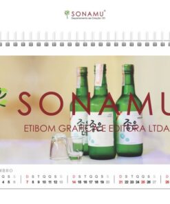O Calendário K-EATS 2025 traz imagens de comidas típicas da cultura coreana. Bebida alcoólica coreana tipicamente feita de arroz ou batata-doce, soju